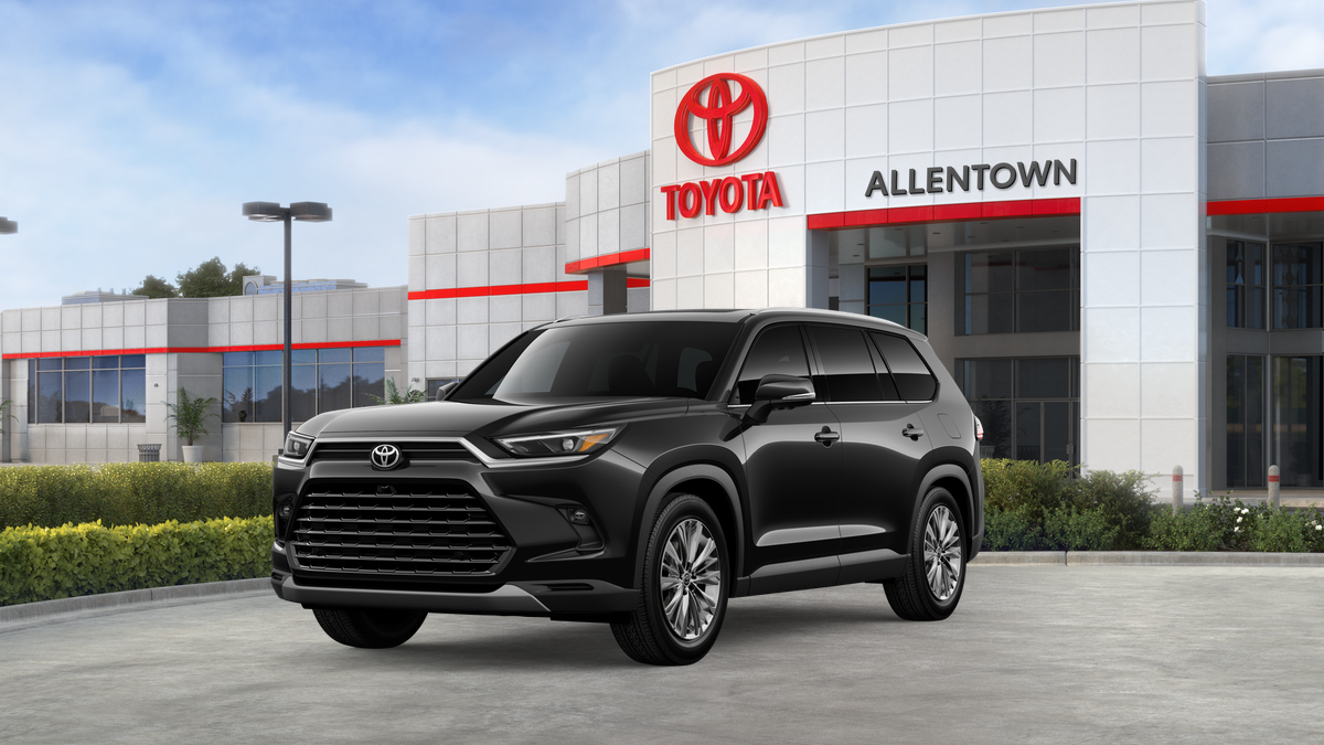 2026 Toyota Grand Highlander Platinum in Midnight Black Metallic — front three-quarter view